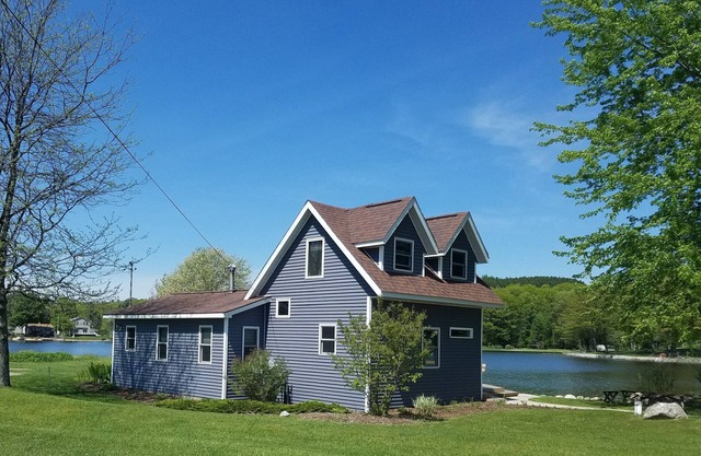 Lakefront Cadillac Cottage auf eigenem See - 2BA, Sleep 6-8