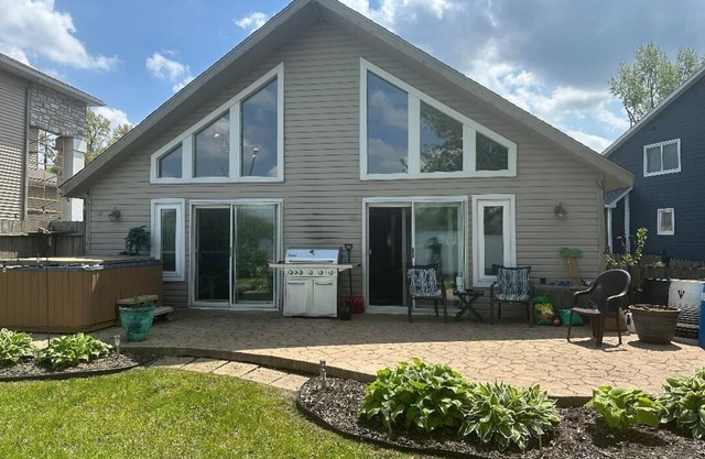 “Lakefront Chalet Retreat-Up North Feel, relax & rewind. Hot Tub and fireplace.”