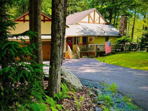 Lakefront Chalet with Pontoon boat & golf cart