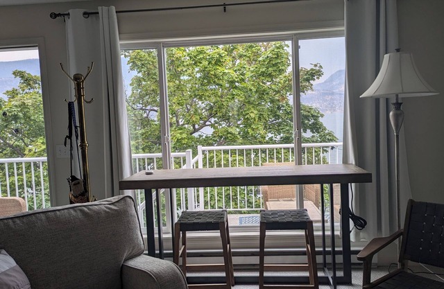 Lakefront charming apartment in downtown Kelowna, the best location in the city.