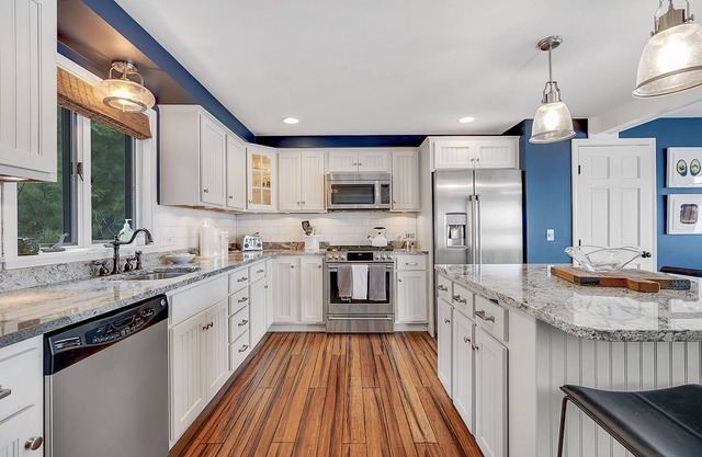 Lakefront Clean Modern 5-bed, 3.5 Bath, Families