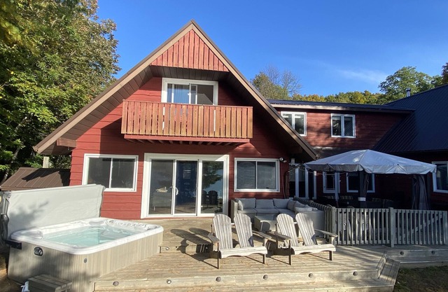 Lakefront, colourful sunsets, hot tub, arcade. Year round fun and relaxation.