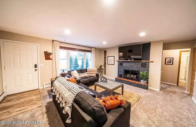 Lakefront Condo, 2 bedroom, with Dock & Private Patio! Walk to Restaurants!