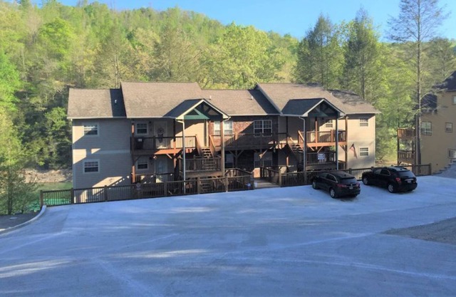 LAKEFRONT CONDO / DECK VIEWS / COVERED SLIP