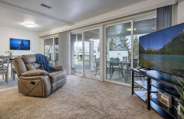 Lakefront Condo-huge patio, day dock, beach front!