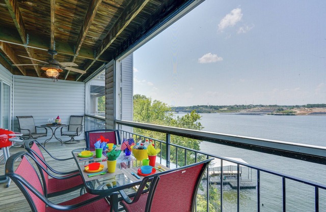 Lakefront Condo in Osage Beach: Balcony + Views!
