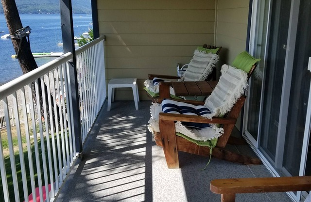 Lakefront Condo auf der Sonnenseite des Shuswap Lake