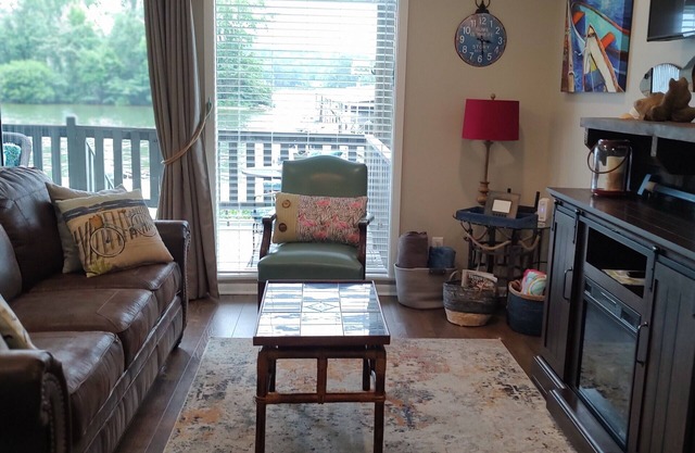 LAKEFRONT Condo on Lake Hamilton