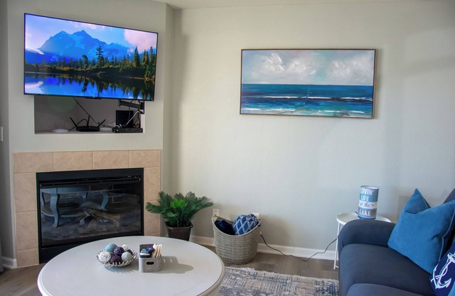 Lakefront Condo - Pool - Waterfront View - Rentable Dock
