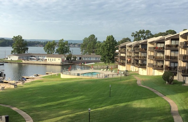 LAKEFRONT CONDO W/BALCONY, NEWLY RENOVATED