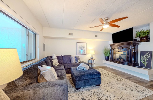 Lakefront condo with balcony, fireplace, washer/dryer, central AC, & fast WiFi