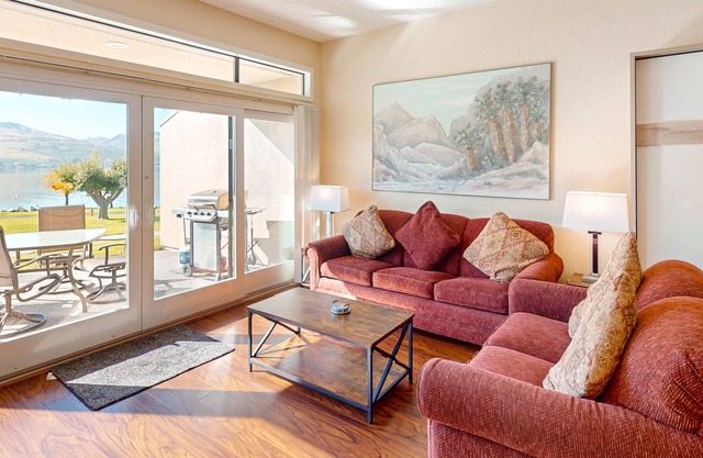 Lakefront Condo w / Whirlpool, Pool und andere Annehmlichkeiten des Resorts geteilt