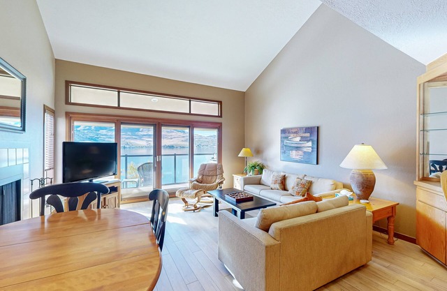 Lakefront Wohnung mit Dock verfügt über geteilten Whirlpool, Pool und vieles mehr!