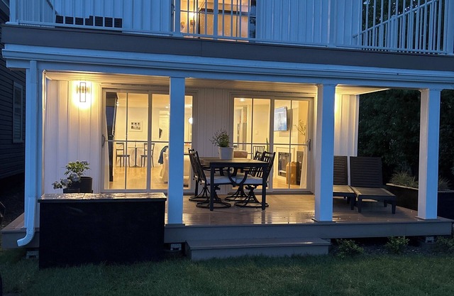 LAKEFRONT Contemporary Cottage. Chautauqua Lake 3 bed 2 bath home sleeps 10!