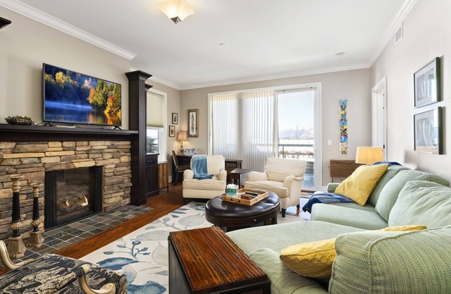 Lakefront Corner Condo - Seasons at Sandpoint