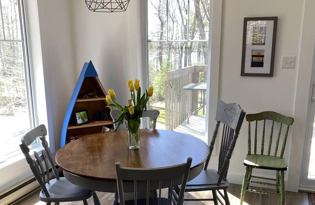 Lakefront Cottage Perfect for Fall Get-Away