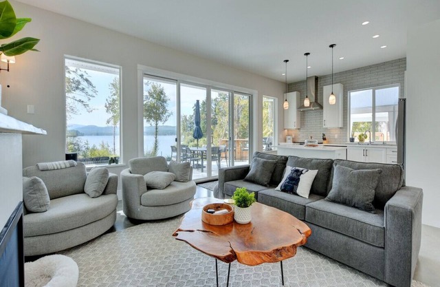 Lakefront Cottage on Shawnigan Lake