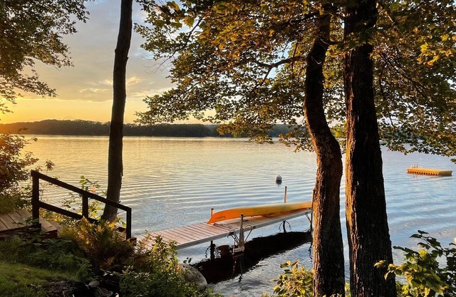 Lakefront Cottage 3BR Mid Maine, China Lake, Belgrade close to coast, wifi