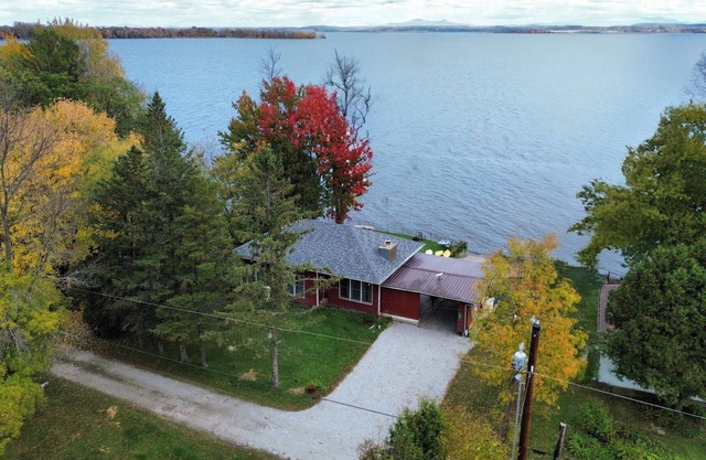 Lakefront Cottage: Amazing Mountain Views Directly on Lake Champlain