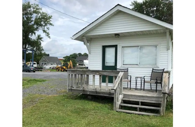 Lakefront cottage at Lockview Marina