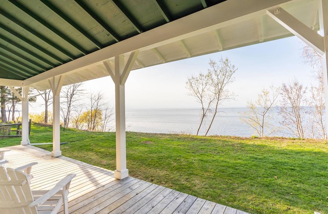 Lakefront Cottage - Best of Both