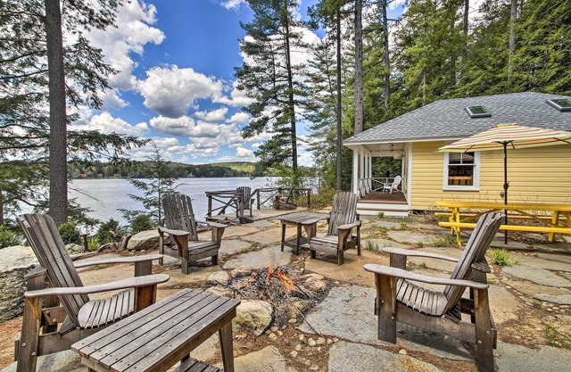 Lakefront Cottage: Boat Dock, Patio & Kayaks!