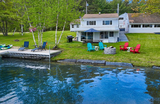 Lakefront cottage & bunkhouse with hot tub, game room & fireplace