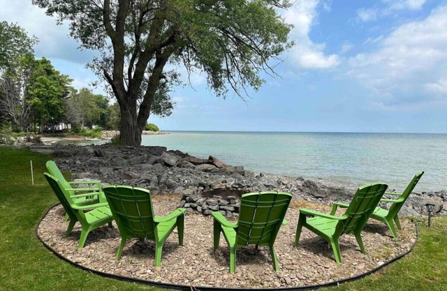 Lakefront Cottage for 6 in Upper State NY