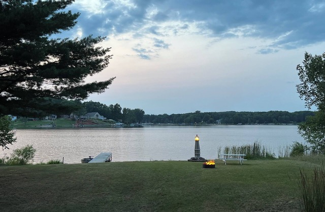 Canadian Lakes Lakeside Cottage Getaway! New owners with great amenities!