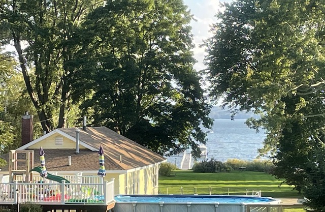 Lakefront Cottage, Heated Pool, Dog friendly, Fully Equipped for Fun! A/C, Quiet