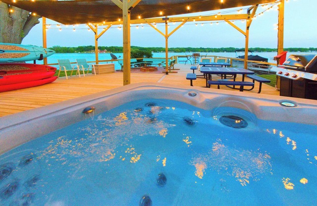 Lake Odessa Beach Cottage, Lakefront, Downtown, großes Deck, Platz für bis zu 8, sauber