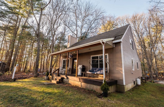 Lakefront Cottage in the Woods w/Sauna Access. Pet-friendly. Abuts State Forest