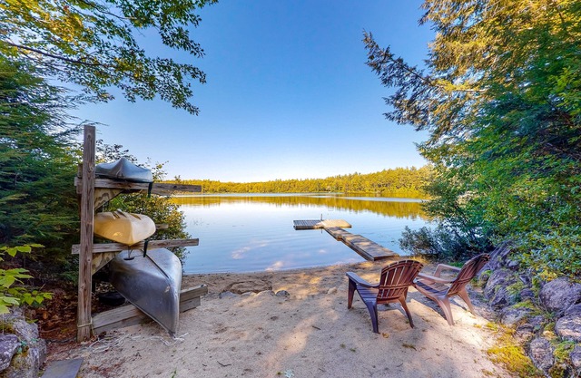 Lakefront cottage on Big Pea Porridge Pond w/ private dock, beach, kayaks, canoe