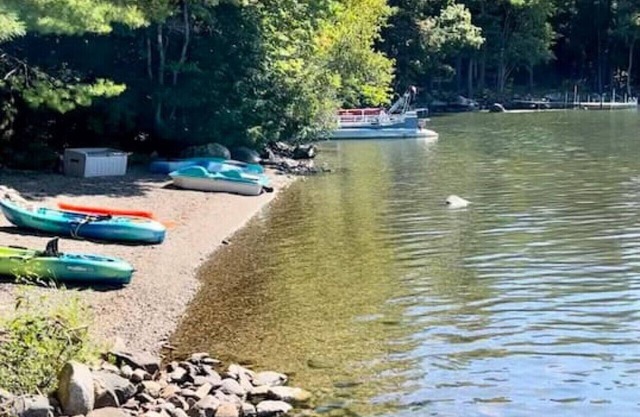 Lakefront Cottage on Brewer Lake