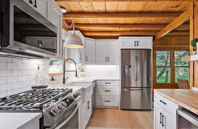 Lakefront Cottage on Clam Lake (access to Torch lake!)