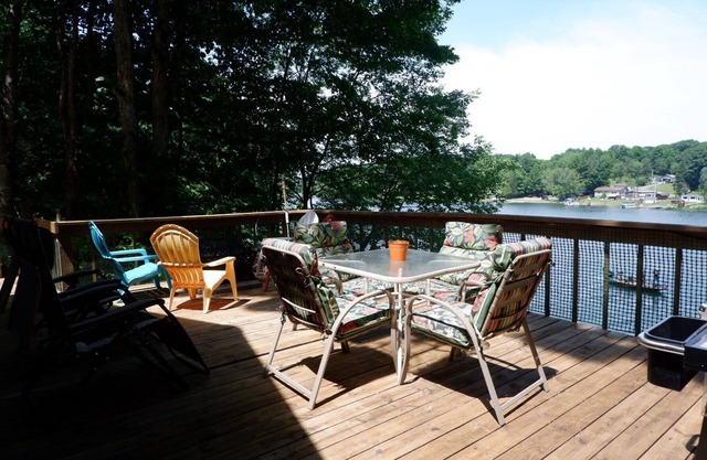 Lakefront Cottage on Pleasant Lake - sleeps 10