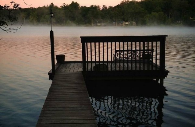Lakefront Cottage am ruhigen See, privater Steg, privater Strandbereich, Bootsnutzung