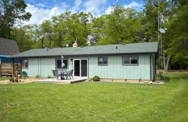 Lakefront Cottage on Washington Lake with Channel Access to Shawano Lake…