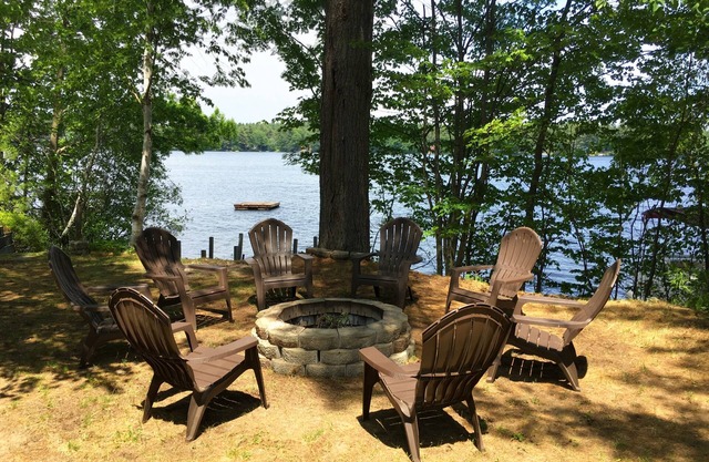 Lakefront Cottage - privater Steg, 3 große Decks, große Feuerstelle