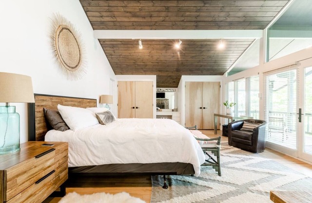 Lakefront cottage with a private beach and dock
