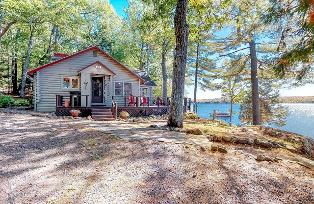 Lakefront Cottage w / schöne Aussicht, möblierte Terrasse und gemütliche Atmosphäre