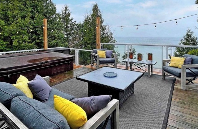 Lakefront Cottage to Lake Simcoe with Hot Tub, Sauna, BBQ Stove, Patio, Dock.