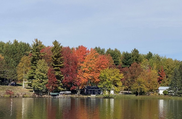 Lakefront cottage w/ convenient access to restaurants, atv and snowmobile trails