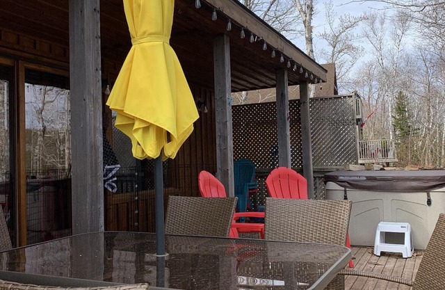 Lakefront cottage w/hot tub, fire pit , kayaks