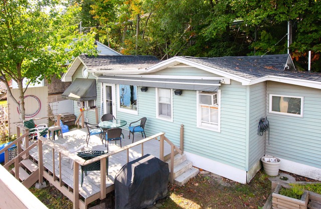 Gemütliches Cottage am Seeufer mit Kamin, Deck und Dock mit Bootslift