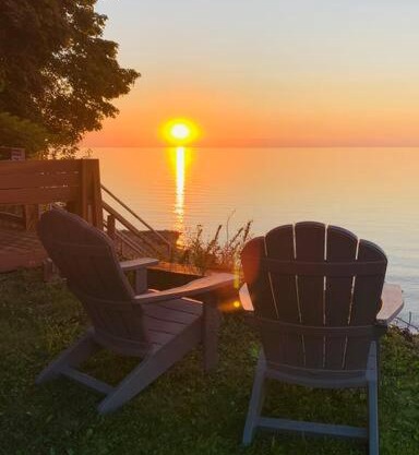 Lakefront Cottage w/Private Beach- Niagara