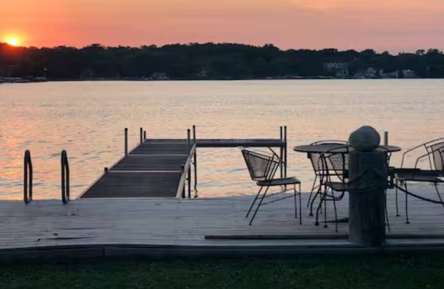 Lakefront Cottage w/ Sunset Views