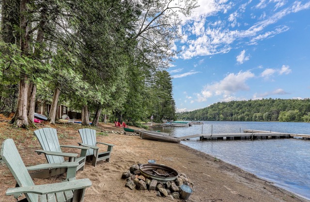 NEUE AUFLISTUNG! Hundefreundliches Ferienhaus am Seeufer mit großem Dock und Sandstrand
