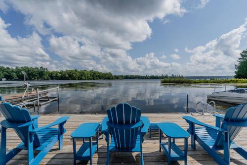 Lakefront cottage with golf area BBQ pool table