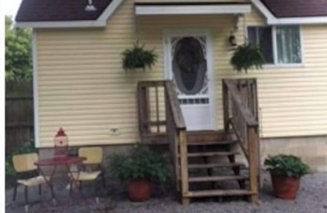 Lakefront Cottage (with pool) on quiet Lake Hudson